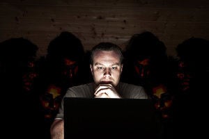 网络安全威胁 - 一个男人看着笔记本电脑，而人们偷偷摸摸地看着他的肩膀。“>
                 </div>
                 <div>
                  <div class=