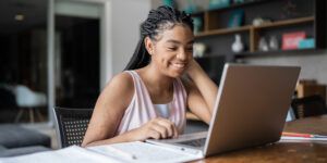 青少年网上学习在家里她的笔记本电脑
